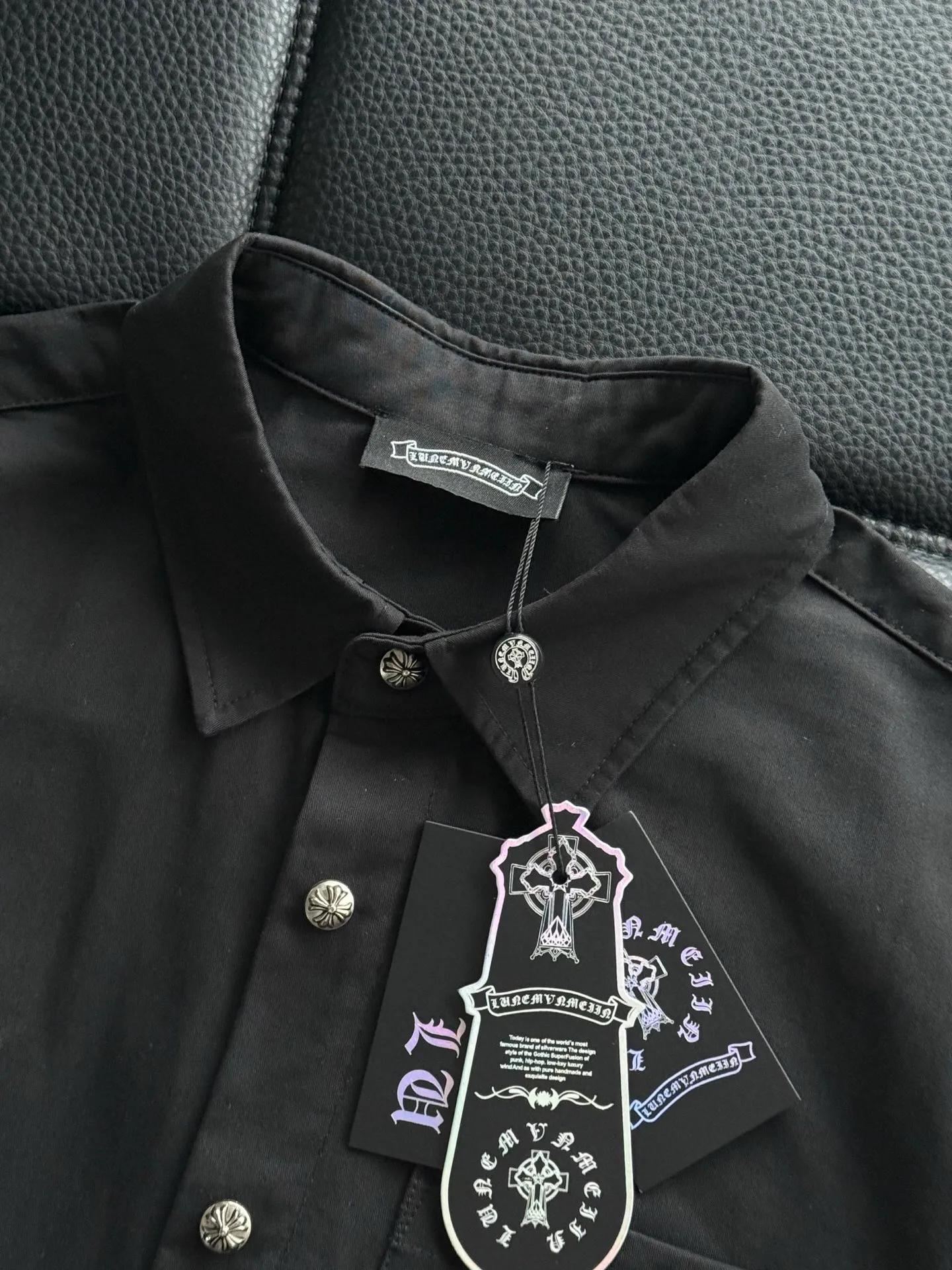 P510 Chrome Hearts leather cross leather embroidery shirt jacket! OS version can be worn by both men and women! The fabric is made of twill gauze cotton fabric! The texture is clear and smooth, not easy to wrinkle or fade! The embroidery process is complex and repetitive, and the requirements for the embroidery machine are very strict. The distance is always 45 centimeters! It won’t work if the spacing is too big, and it won’t work if it’s too small! The hardware is all carved and cast. This piece of clothing consumes a lot of material. More than 3 meters of material is used for one piece of clothing! After the garment is made, it needs to be fixed at high temperature, washed at a water temperature of more than 70 degrees, and softened by adding softener to make the upper body softer and smoother!   Color: black white Size: m-3xl Style number: 5879➕3731